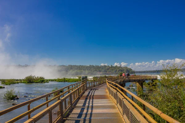 Iguazu, Arjantin - 14 Mayıs 2016: şelalenin Arjantin kenar boşluğunda bulunan devils throath gider mi köprü — Stok fotoğraf