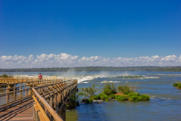 Iguazu, Arjantin - 14 Mayıs 2016: güzel manzarasını Arjantin tarafında şelaleler, mavi gökyüzü arka plan olarak — Stok fotoğraf