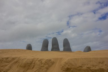 Punta Del Este, Uruguay - 04 Mayıs 2016: el heykel uruguay'nın turistik bir plaj playa brava içinde bulunan