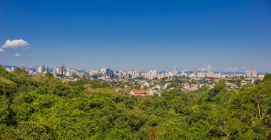Curitiba, Brezilya - 12 Mayıs 2016: güzel panoramik şehir, mavi gökyüzü arka plan olarak