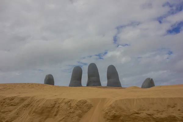 Punta del este, uruguay - 04. Mai 2016: handskulptur in playa brava an einem touristischen strand in uruguay — Stockfoto