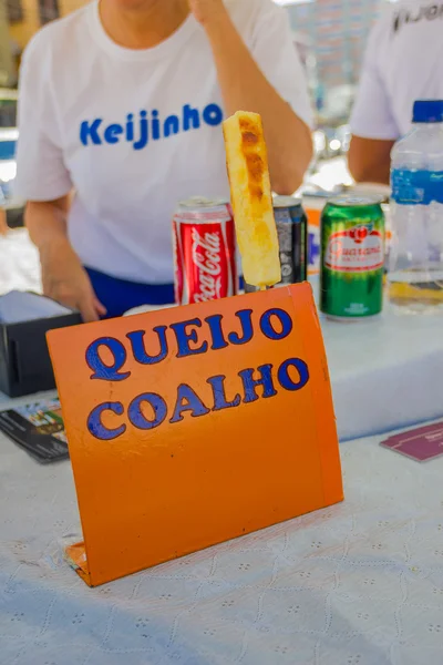 CURITIBA, BRASIL - MAIO 12, 2016: bandeja de mercado oferecendo queijo grelhado, com uma amostra sobre o letreiro, chaleira e latas de guaraná atrás do letreiro — Fotografia de Stock
