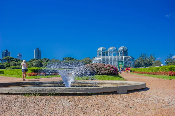 CURITIBA, BRASIL - 12 de maio de 2016: fonte localizada na entrada do jardim botânico de curitiba, capital do estado bariziliano do paraná — Fotografia de Stock