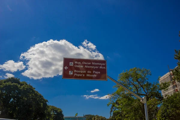 Curitiba, Brasilien - 12. Mai 2016: Hinweisschild auf der Straße mit den Richtlinien eines Museums und eines Parks — Stockfoto