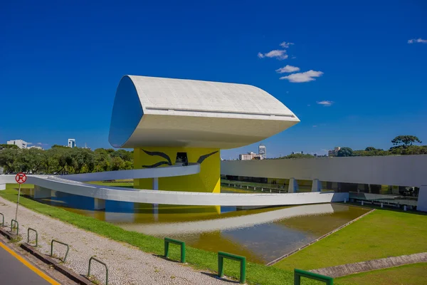 CURITIBA, BRASIL - 12 de maio de 2016: o museu oscar niemeyer focado em arquitetura, design e artes visuais — Fotografia de Stock