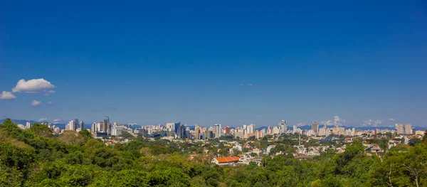 쿠리 티 바, 브라질-2016, 5 월 12 일: 비스타 알레그레 이웃에 위치한 도시 공원에서 시의 전경 — 스톡 사진