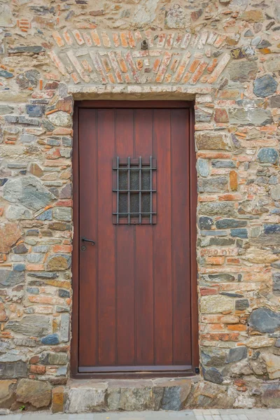 Colonia Del Sacramento, Urugwaj - 04 maja 2016: ładne Stare drzwi domu w kamiennym murem — Zdjęcie stockowe