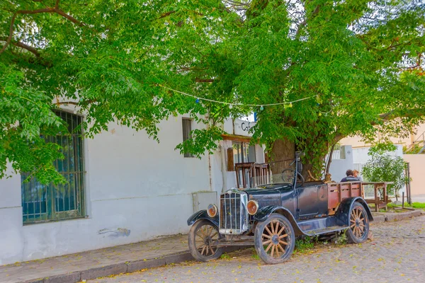 Colonia del sacramento, uruguay - 04. Mai 2016: schöner Oldtimer vor einem alten Haus geparkt — Stockfoto