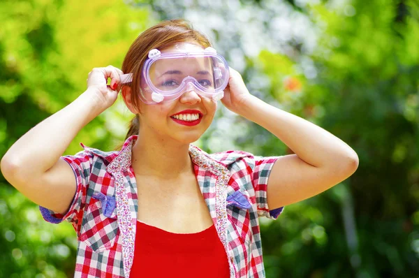 Smilling kobiet z ubrania colorfull zakładanie zabezpieczeń okulary — Zdjęcie stockowe