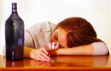 Resepsiyon yanındaki cam ve şişe, sarhoş depresif yüz ifadesi, alkollü kavramı üzerinde yalan sayaç Bar oturarak beyaz kazak giyen çekici kadın