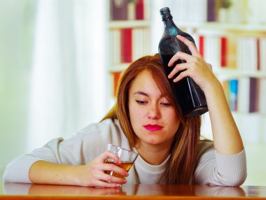 Cam ve şişe tutan kafa, sarhoş depresif yüz ifadesi, alkollü kavramı için Resepsiyon üzerinde yalan sayaç Bar oturarak beyaz kazak giyen kadın