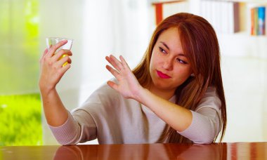 Resepsiyon yanındaki cam ve şişe, sarhoş depresif yüz ifadesi, alkollü kavramı üzerinde yalan sayaç Bar oturarak beyaz kazak giyen kadın