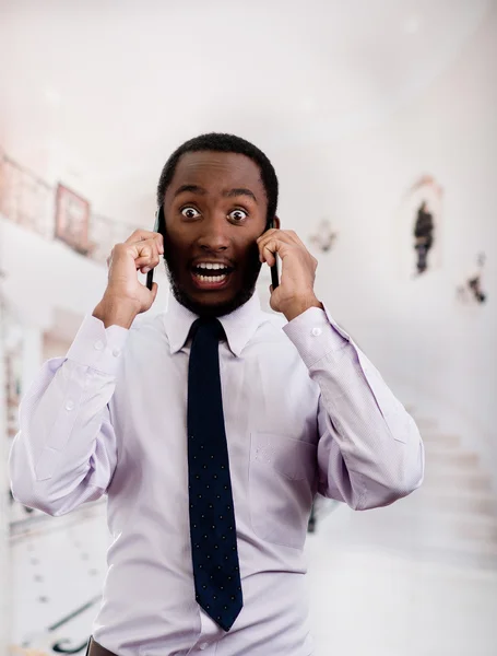 Schöner Mann mit Hemd und Krawatte steht in der Lobby und telefoniert mit dem Handy, Geschäftskonzept — Stockfoto