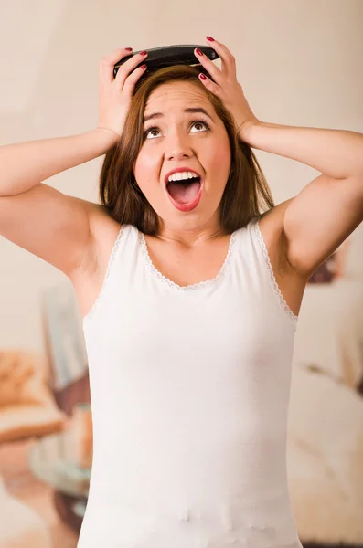 Jonge vrouw draagt witte top geconfronteerd camera terwijl schreeuwen in frustratie, gestrest concept — Stockfoto