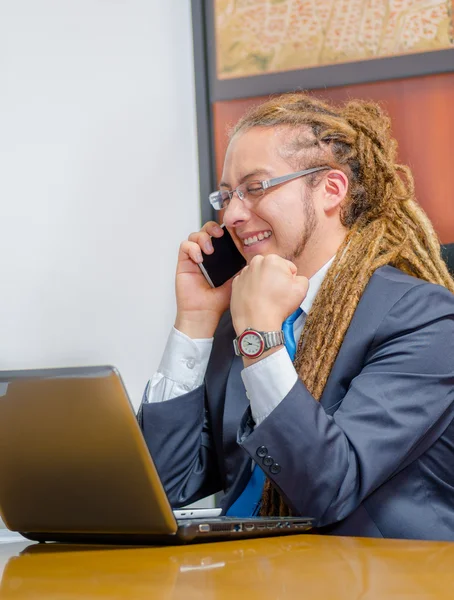 Beau homme avec des craintes et costume d'affaires assis par bureau parlant sur téléphone mobile, concept de jeune manager — Photo