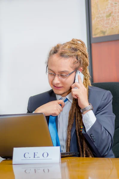 Beau homme avec des craintes et costume d'affaires assis par bureau parlant sur téléphone mobile, concept de jeune manager — Photo