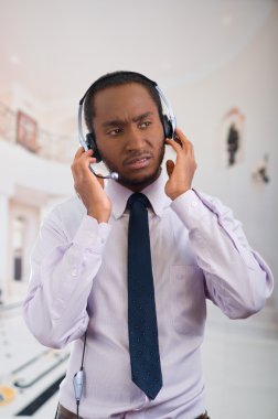 Yakışıklı adam mikrofon, beyaz çizgili gömlek ve kravat ile kulaklık giyen, aktif etkileşim, iş kavramı