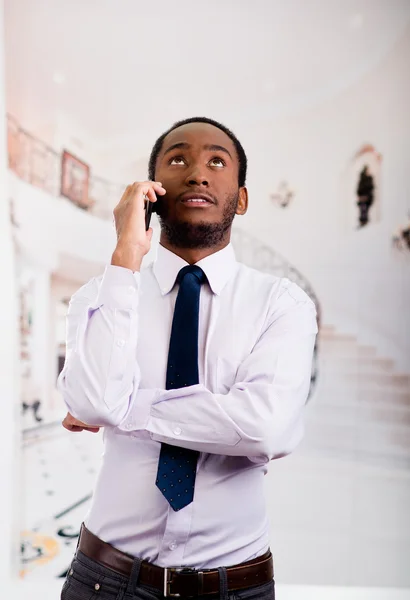 Przystojny mężczyzna na sobie koszulę i krawat stały w holu rozmowy na telefon komórkowy, koncepcja biznesowa — Zdjęcie stockowe