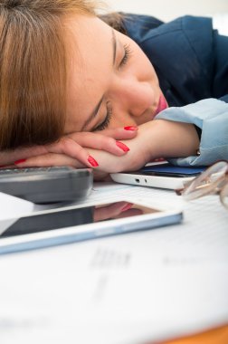 Dinlenme veya bilgisayar klavye, gözlük ve mobil yayılmış yatıyor beyaz Resepsiyon eğilmiş kadın ofis