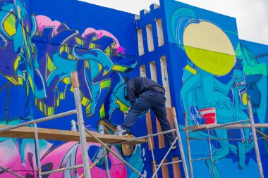 Punta Del Este, Uruguay - 06 Mayıs 2016: bir çöp boyama bir iskele üzerinde duran genç adam