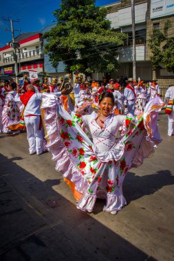 C içinde oyuncular renkli ve ayrıntılı kostümleri ile katılmak
