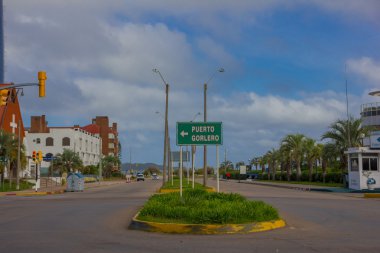 Punta Del Este, Uruguay - 06 Mayıs 2016: boş sokak ortasında puerto gorlero bir sinyali ile