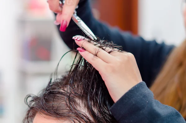 Närbild av hårklippning, sax redo och vått hår — Stockfoto