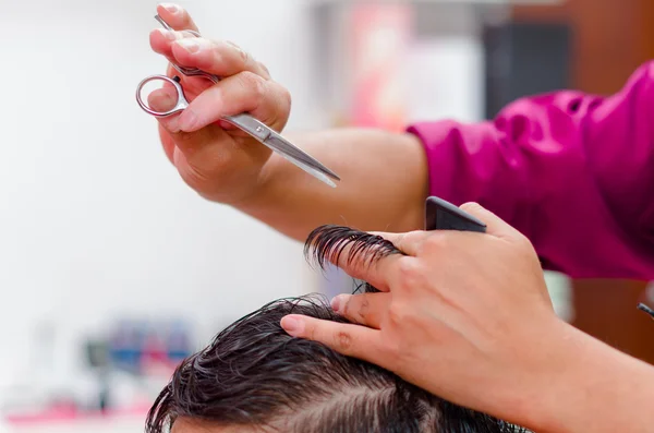 Uomo taglio dei capelli, stilista ha bisogno di un pettine e forbici per questo lavoro — Foto Stock