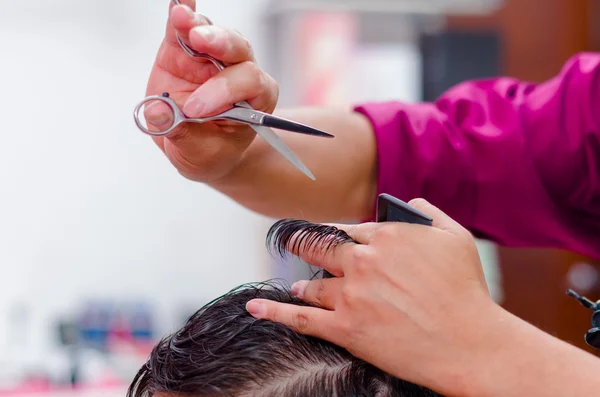 Uomo taglio dei capelli, stilista ha bisogno di un pettine e forbici per questo lavoro — Foto Stock