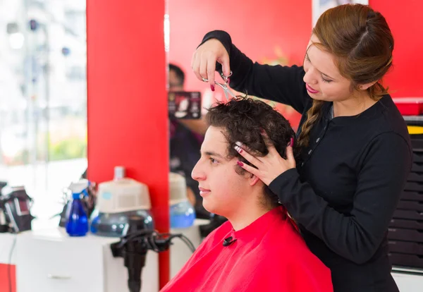 Vlasy mezi prsty jsou technika používaná v holičkách, nůžky k řezání vlasů — Stock fotografie