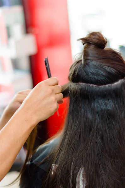 Vrstvy jsou nezbytné pro kvalitní střih vlasů, zejména s dlouhými vlasy — Stock fotografie