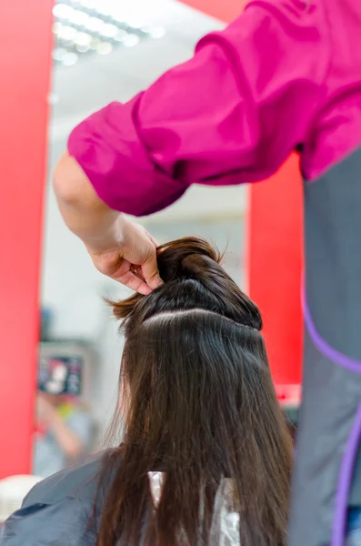 Κομμωτήριο προετοιμάζει τα πάντα για να κόψει μια μακριά καστανά μαλλιά — Φωτογραφία Αρχείου