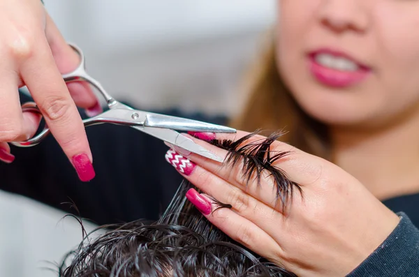 Forbici metalliche che aiutano un parrucchiere a fare un bel taglio di capelli, da vicino — Foto Stock