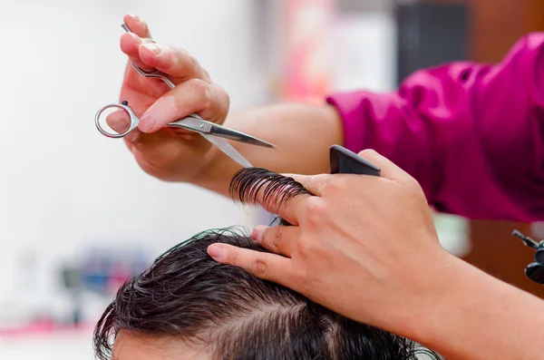 Κλείσιμο της κοπής μαλλιών, χτένα και ψαλίδι χρησιμοποιούνται σε αυτή τη διαδικασία — Φωτογραφία Αρχείου