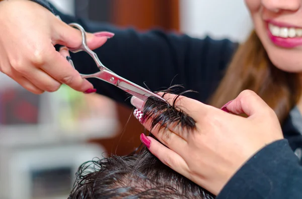如何使一个合适的发型，头发用手指与剪刀 — 图库照片