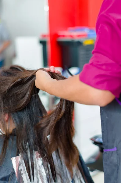 Τρίχες στη διαδικασία βαφής, ένα άτομο που ετοιμάζει τα υπόλοιπα μαλλιά για να κοπεί — Φωτογραφία Αρχείου