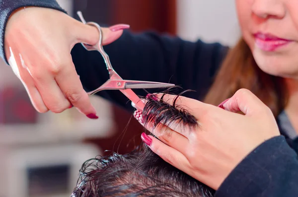 如何使一个合适的发型，头发用手指与剪刀 — 图库照片