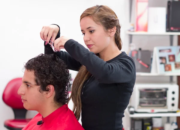 Algunos detalles solo para terminar un corte de pelo agradable y profesional con tijeras —  Fotos de Stock