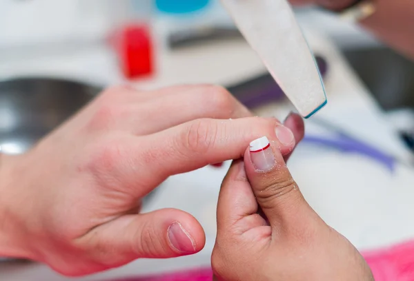 Arquivar as unhas é o primeiro passo para uma boa manicure, belas unhas e mãos — Fotografia de Stock