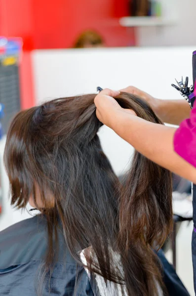 В парикмахерской женщина наслаждается стрижкой и краской волос. — стоковое фото