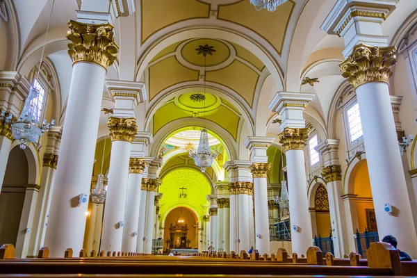 Catedral primária de Bogotá localizada na Praça Bolívar — Fotografia de Stock