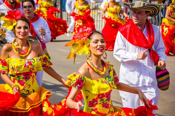 Artistas con trajes coloridos y elaborados participan en C — Foto de Stock