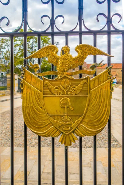 Escudo de armas dorado en una puerta de la residencia presidencial, Bog — Foto de Stock