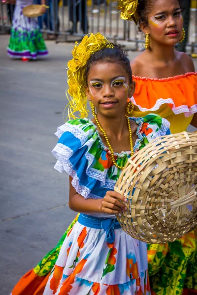 Artistas com trajes coloridos e elaborados participam de C — Fotografia de Stock