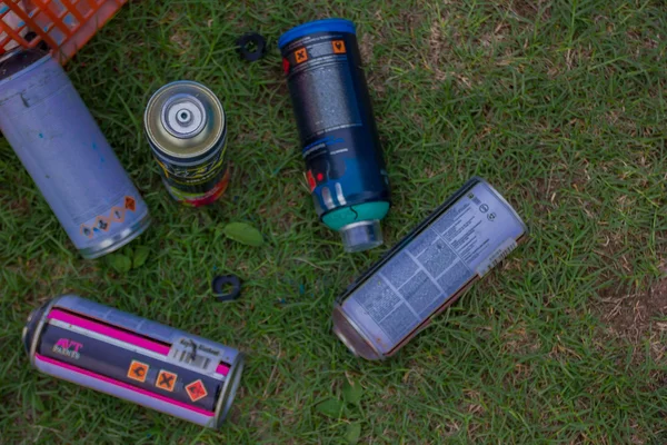 プンタ ・ デル ・ エステ、ウルグアイ - 2016 年 5 月 6 日: いくつかのスプレー缶が使用されている後、草に横たわって — ストック写真