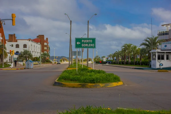 PUNTA DEL ESTE, URUGUAY - 06 DE MAYO DE 2016: pequeña señal que indica la dirección a Puerto Gorlero —  Fotos de Stock