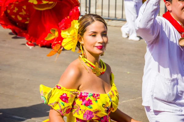 Artistas con trajes coloridos y elaborados participan en C — Foto de Stock