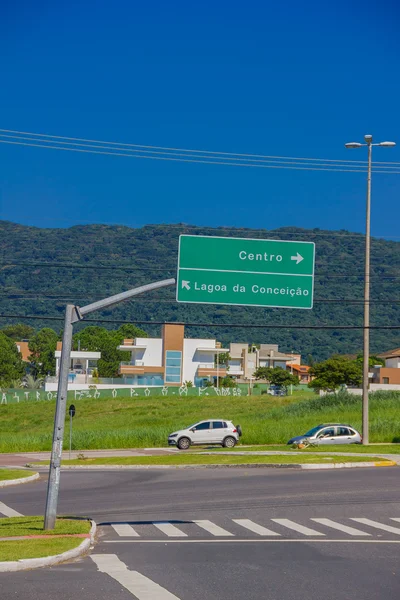 FLORIANOPOLIS, BRASIL - 08 DE MAYO DE 2016: letrero verde grande colgando de un poste con los directios de algunos lugares de la ciudad —  Fotos de Stock