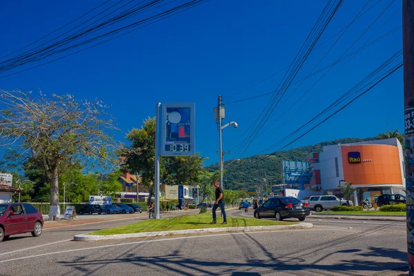 FLORIANOPOLIS, BRASIL - 08 DE MAYO DE 2016: peatonal cruzando la calle mientras algunos autos conducen por la calle — Foto de Stock