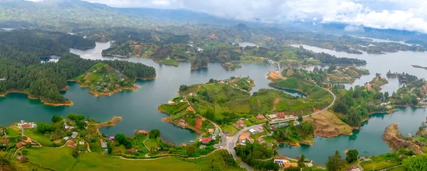 Vista aérea de Guatape em Antioquia, Colômbia — Fotografia de Stock